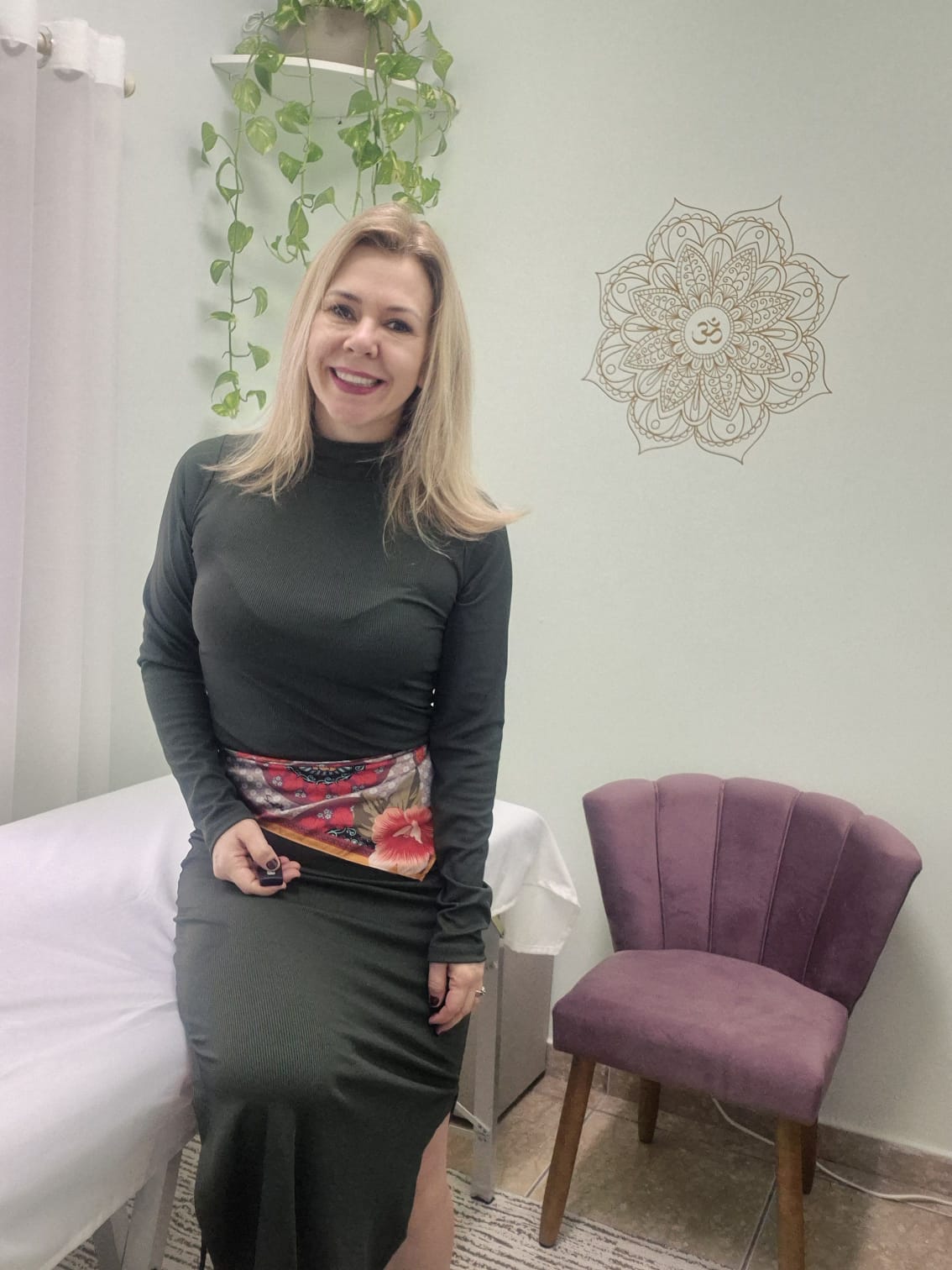 Esther Gonzalez ao lado da maca de atendimento
